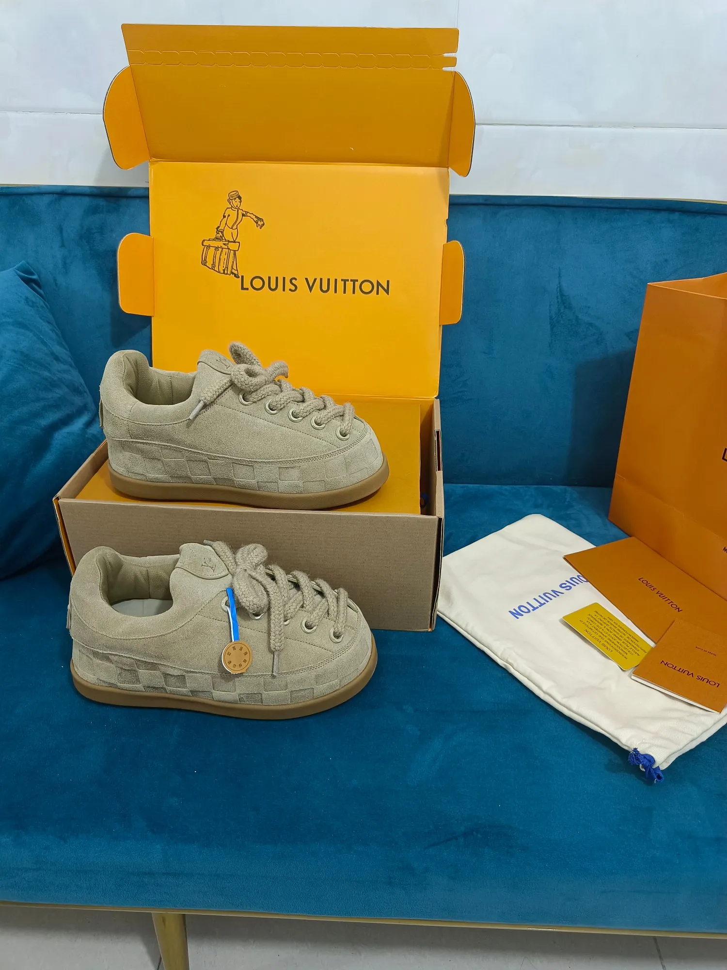 👟👟Ex-factory price 640👟👟 LV YETI slip-on shoes, based on suede cow leather, partially embossed with Nigo's reinterpretation of LV Damier pattern, cleverly echoing the Chinese tradition of taking off shoes when entering the house, and the "small feet" aesthetic is integrated into Chinese street genes. The palm-printed rubber outsole hides the LV letters and Monogram flowers. The exquisite craftsmanship made in Italy shows the brand's heritage in a comfortable slip-on style. The reservation mode adds a unique style, it is traditional and trendy, and it is suitable for couples aged 35-45.